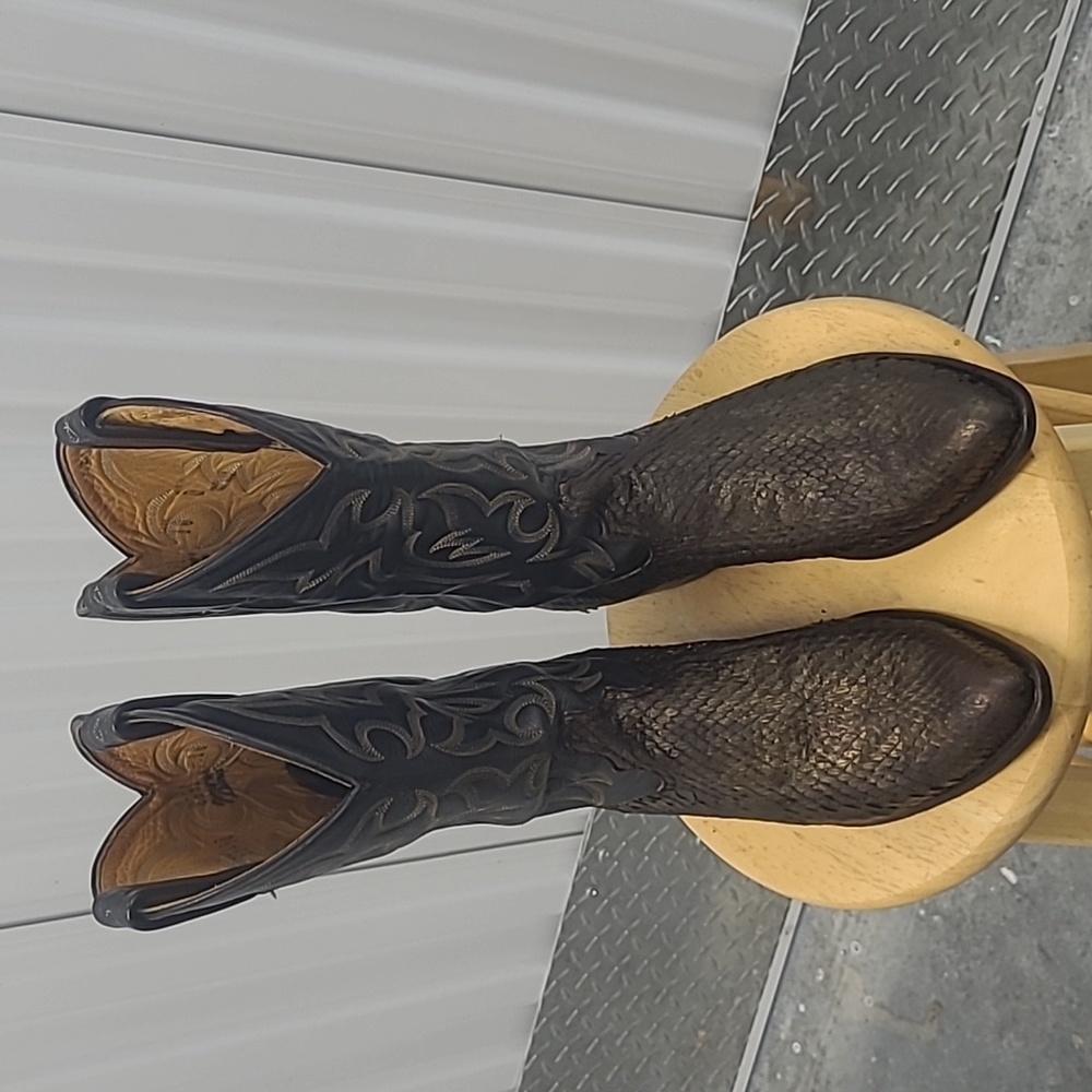Tony Lama men's cowboy boots model 8881. Rattlesnake size 10 D.